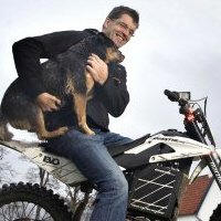 Ivan baron Reedtz-Thott p Quantya MC med den ene af sine to trofaste kenyanske hyrdehunde